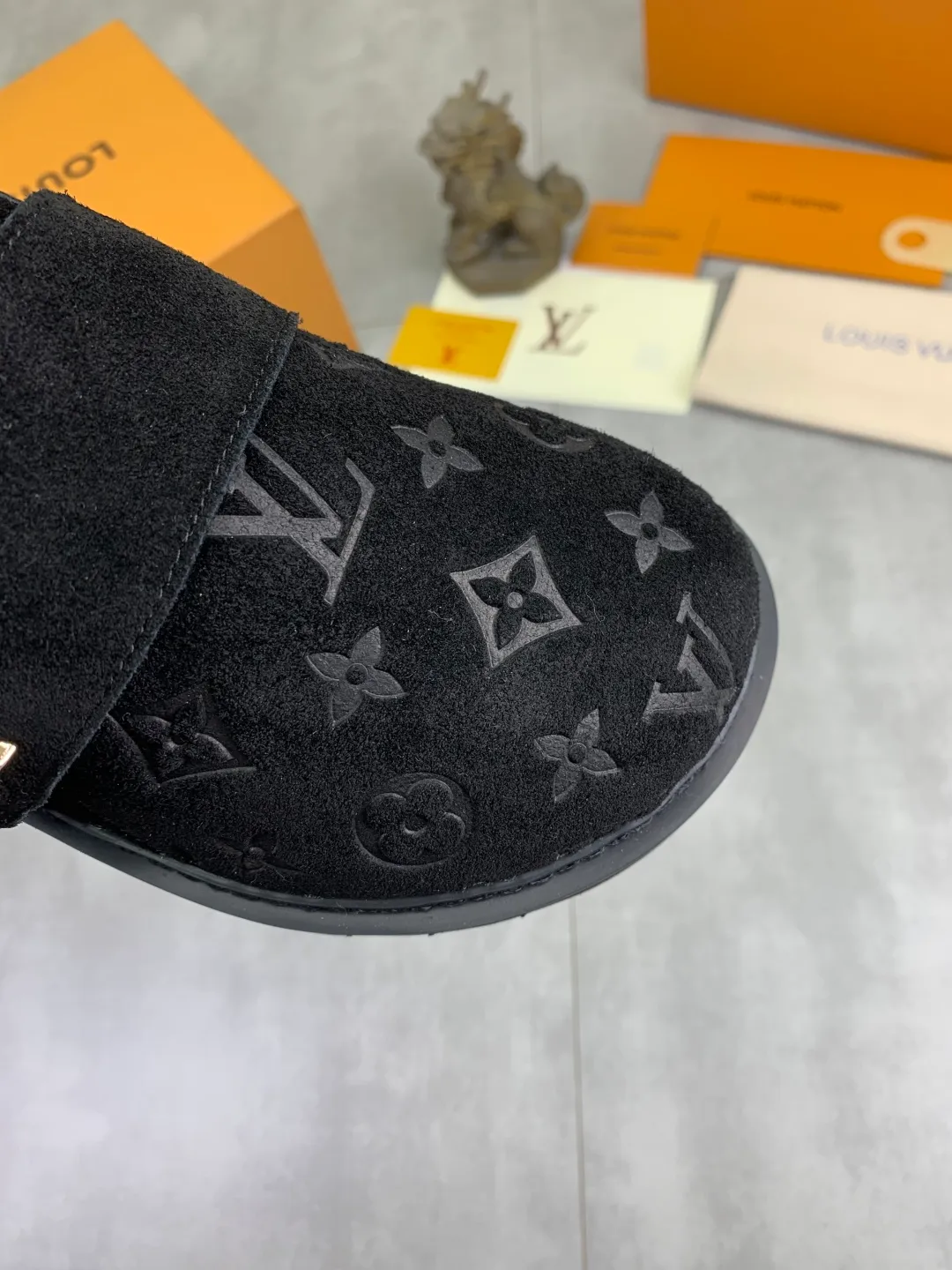 Men's Men's Shoes P480 New Couple Style LV Louis Vuitton L Family Donkey Brand Latest Easy Series Birkenstock Baotou Thick Sole Wool Slippers Sandals Original purchase, development and production This LV Easy sandal is made of suede cow leather, with Monogram pattern to highlight the trendy style. Adjustable straps with illuminated LV letters, flexible insoles and micro outsoles provide a light and comfortable experience. Exquisite packaging at the delivery counter 🛍📦 ▪️Fabric: Original custom imported first-layer cowhide ▪️Inner lining: Original customized warm wool lining ▪️Outsole: Original open-molded rubber foam material ▪️Sole thickness: 4CM ▪️Size: Men and women 35-45